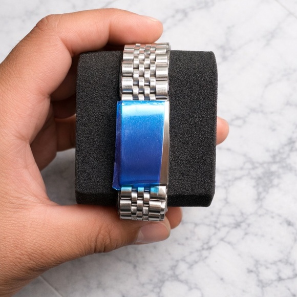 Women’s Watch - Mother-of-Pearl Dial - Picture 2 of 2